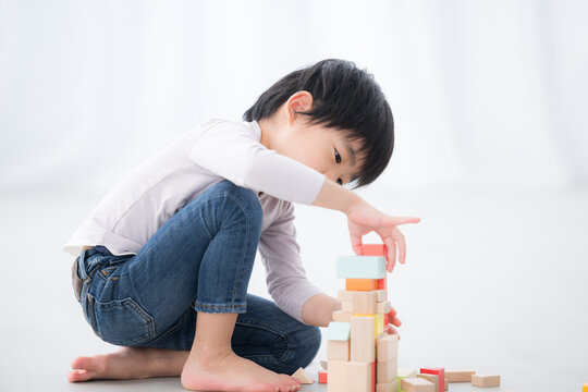 ブロックで元気に遊ぶ男の子　yeah～できたよ！知チャレンジする力　非認知能力のイメージ