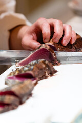 鰹のタタキの刺身を切る