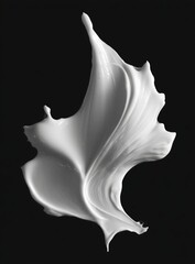 Una fotografía en blanco y negro de una masa de crema batida que se extiende y se ondula en el aire, creando una forma orgánica y abstracta.