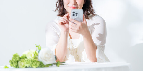 携帯を持つ女性 © ponta1414