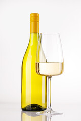 Obraz premium White wine bottle and glass on white background