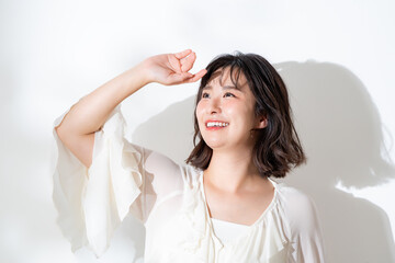 Naklejka premium 日差しを感じる女性
