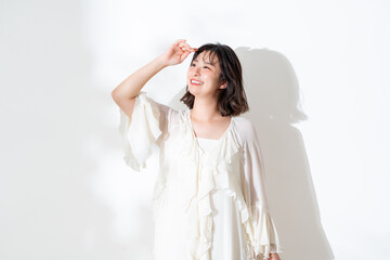 Fototapeta premium 日差しを感じる女性