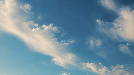 Fototapeta premium A stunningly beautiful blue sky adorned with fluffy clouds creates a serene atmosphere