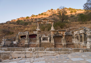 Obraz premium Izmir, Türkiye - Fountain of Trajan, Ephesus ancient city in Selcuk town 