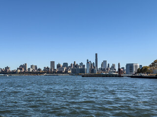 Obraz premium Brooklyn Waterfront Skyline View Across the East River on a Clear Day