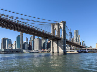 Obraz premium Brooklyn Bridge with Lower Manhattan Skyline on a Clear Sunny Day