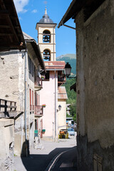 Rue et &eacute;glise du village de Ch&acirc;teau-Queyras (Alpes, France)