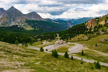 Vue sur le refuge Napol&eacute;on (col d'Izoard, Alpes, France)
