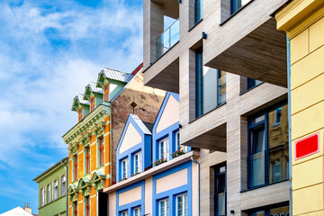 Obraz premium Colorful house ensemble with old and modern architecture at Masaryk Square in Děčín, Czech Republic, in daylight.