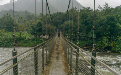 Obraz premium Bridge over a river with a bridge that is wet