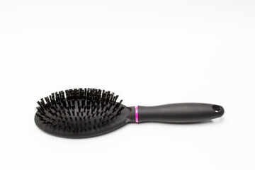 Cepillo para el cabello negro aislado sobre fondo blanco