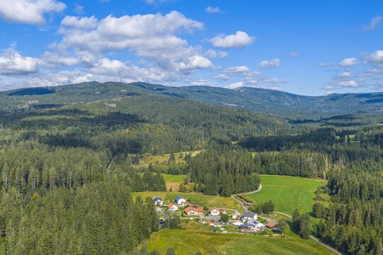 Der Erholungsort Mauth im Bayerischen Wald in der Grenzregion zum B&ouml;hmerwald von oben