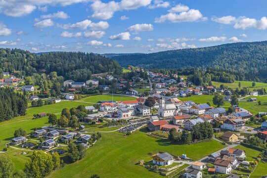 Sommerlicher Ausblick auf den Bayerwald rund um Mauth am Rand des Nationalparks