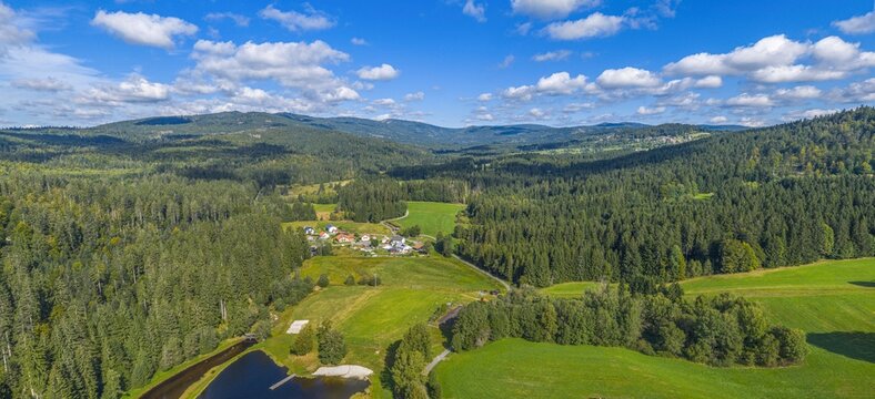Der Erholungsort Mauth im Bayerischen Wald in der Grenzregion zum B&ouml;hmerwald von oben