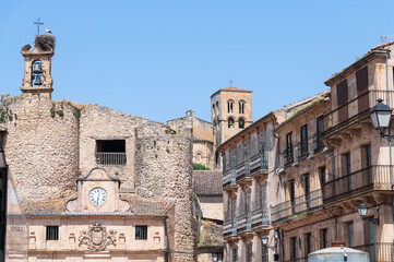 Sepulveda, plaza mayor con el ayuntamiento y reloj, pueblo medieval de Segovia, espa&ntilde;a.
