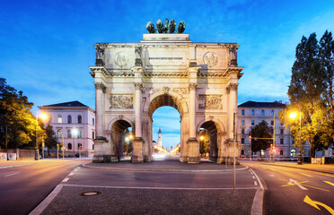 Fototapeta premium Victory Gate in Munich - Siegestor, Germany at dusk