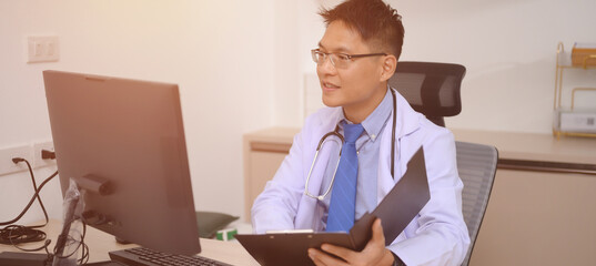Male doctors are discussing checking a patient's temperature at the clinic.