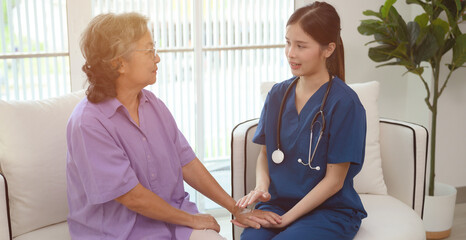 The doctor is consulting with an elderly patient, discussing how to take their temperature at the clinic.