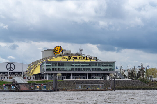 Stage musical Der K&ouml;nig der L&ouml;wen Hamburg along Elbe river. Hamburg, Germany