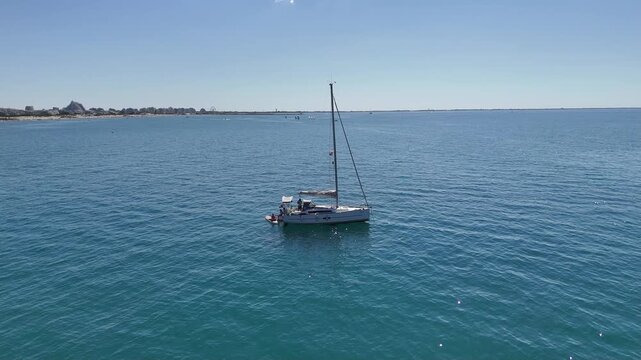 Voilier au mouillage &agrave; la Grande Motte dans l'H&eacute;rault