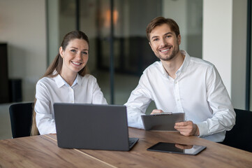 Obraz premium Colleagues working together in the office and looking busy