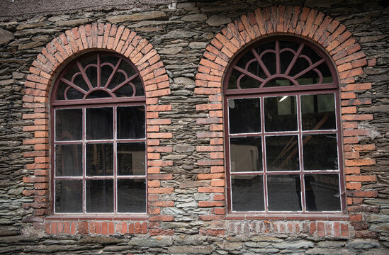 Fenster eines alten Fabrikgeb&auml;udes, erbaut unter Verwendung von heimischen Schiefer und Backsteinen