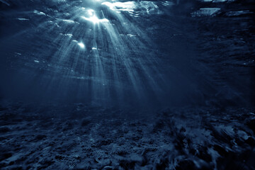 Naklejka premium underwater dark background, deep black water, gloomy deep waters abstract underwater backdrop