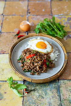 Pad Krapao Moo, gebratenes Schweinefleisch mit Basilikum, Thailand