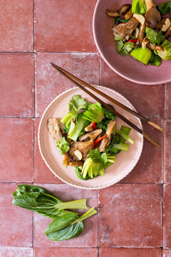 Hed Pad Galam Plee, gebratene Pilze mit Kohl, Thailand
