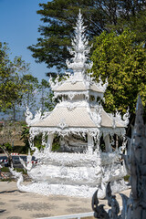 Obraz premium A white Buddhist temple against a blue sky in the outskirts of Chiang Mai