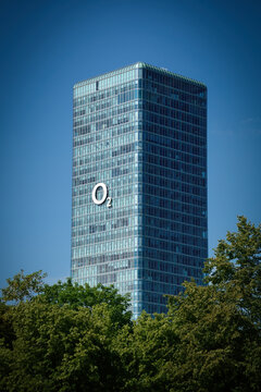 Blick auf den O2 Tower in M&uuml;nchen an einem sonnigen Tag