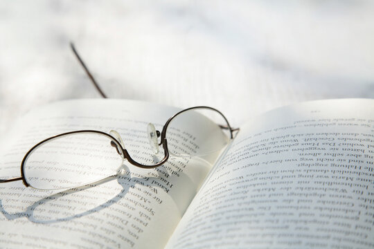Lesebrille liegt auf einem Buch