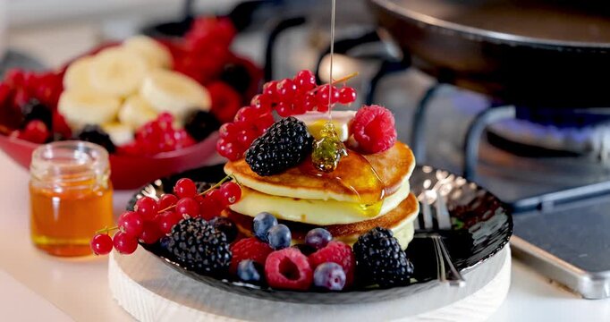 Pancake , miele e frutti di bosco con banana
