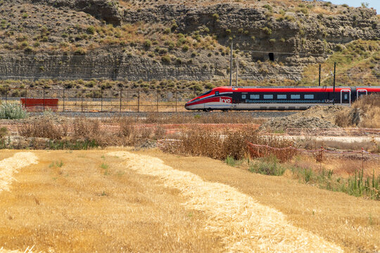 Tren iryo de alta velocidad circulando por zona rural de Madrid en Espa&ntilde;a