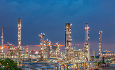 Obraz premium Oil​ refinery​ night plant and tower of Petrochemistry industry