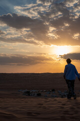 Fototapeta premium Woman walking in de desert of Oman
