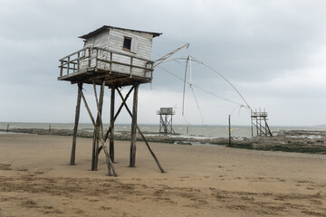 p&ecirc;cherie traditionnelle sur la plage des dunes &agrave; Saint-Michel-chef-chef sur le littoral de Loire Atlantique en France en &eacute;t&eacute; sous un ciel nuageux