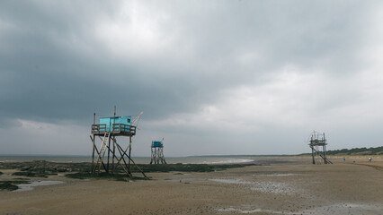 p&ecirc;cherie traditionnelle sur la plage des dunes &agrave; Saint-Michel-chef-chef sur le littoral de Loire Atlantique en France en &eacute;t&eacute; sous un ciel nuageux