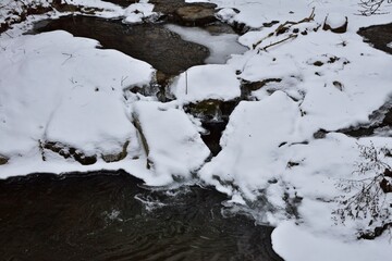 Bach im Winter im Wiener Wald