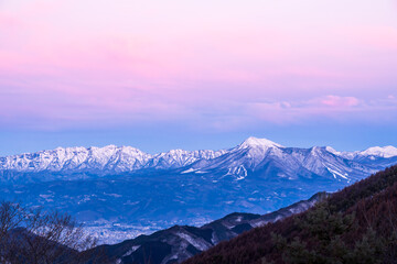 Fototapeta premium 冬の峰の原高原から夜明け前の北アルプスモルゲンロート