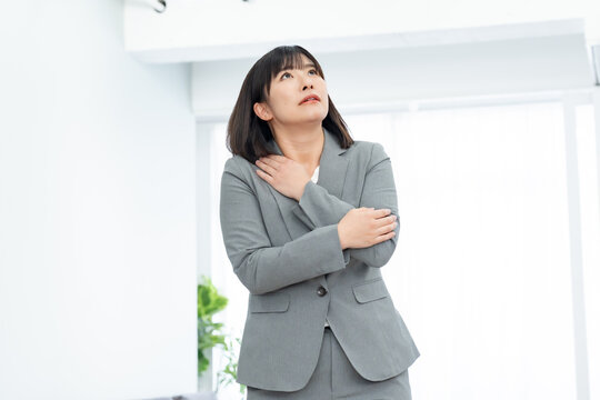 エアコンの効きすぎ・不調に悩む女性