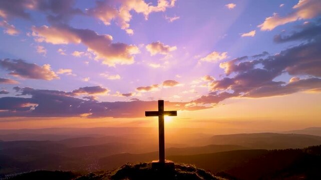 Imagen conceptual de Semana Santa con cruz en silueta y luz espiritual al amanecer. Escena sobria que transmite fe, recogimiento y reflexi&oacute;n, ideal para dise&ntilde;o editorial y religioso.