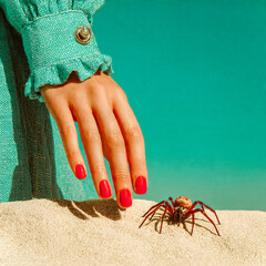 Araign&eacute;e a cot&eacute; de la main d'une femme avec les ongles vernis