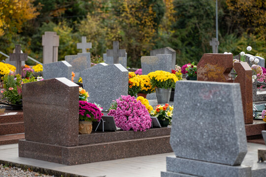 Cimeti&egrave;re avec des s&eacute;pultures couvertes de fleurs fraiches &agrave; l'occasion de la Toussaint. France
