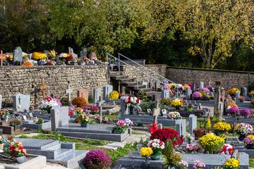 Cimeti&egrave;re avec des s&eacute;pultures couvertes de fleurs fraiches &agrave; l'occasion de la Toussaint. France