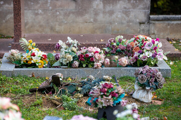 Ancienne tombe dans un cimeti&egrave;re, dans laquelle sont d&eacute;pos&eacute;s et r&eacute;unis les vieux pots de fleurs. Nettoyage avant le d&eacute;p&ocirc;t dans le bac &agrave; d&eacute;chets. France.