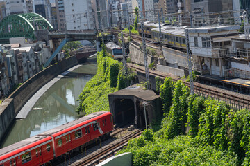 多くの電車が交わる、お茶の水駅付近