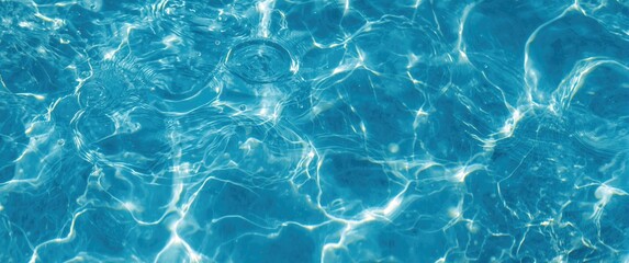 Obraz premium An enchanting display of clear blue water dancing with ripples, splashes, and bubbles, creating an abstract water wave scene lit by sunlight