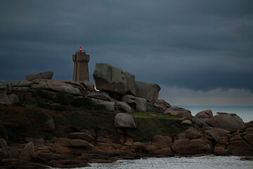 Allumage de la lampe du phare Mean-Ruz de Ploumanac'h en Bretagne © aquaphoto